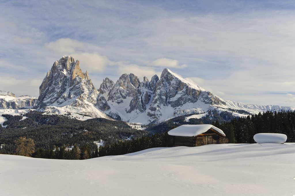 Berge im Winter mit Almhütte Panoramabild