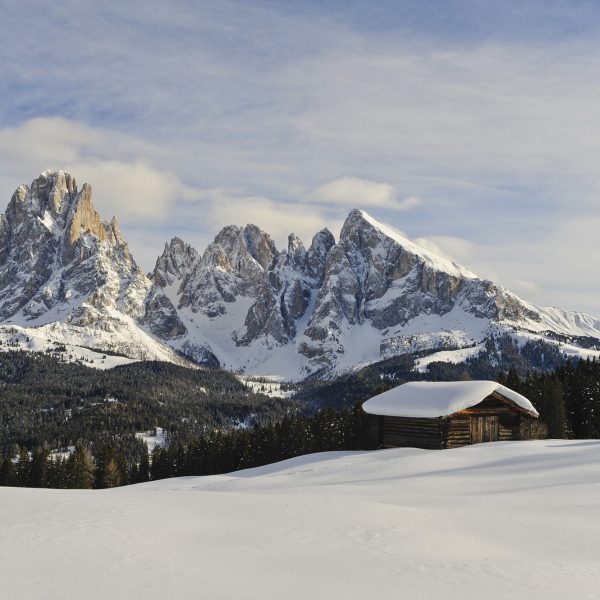 Berge im Winter mit Almhütte Panoramabild