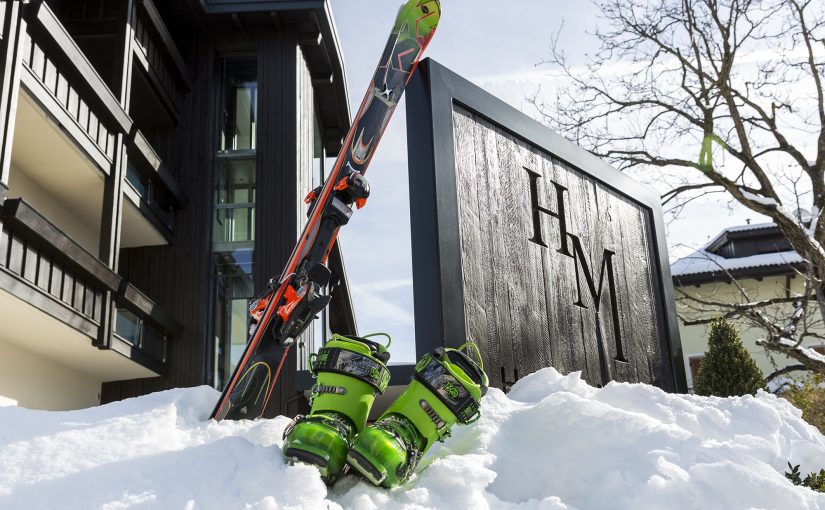 Hotel Mayr Kastelruth Eingangschild Schnee Skier