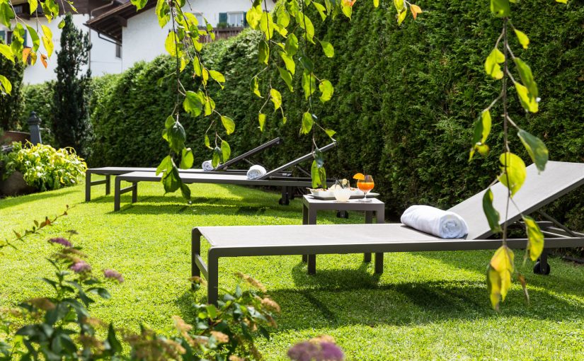 Hotel Mayr Südtirol Garten mit Sonnenliegen