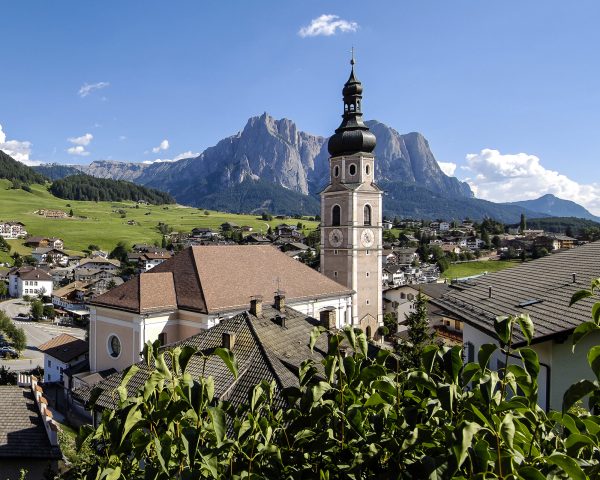 kastelruth-kirchturm-sommer