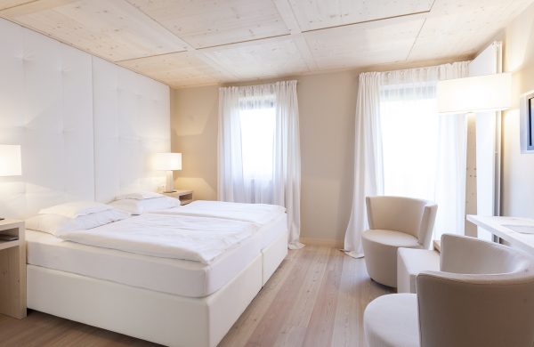 Hotel Mayr Komfortzimmer Bett und Sitzbereich