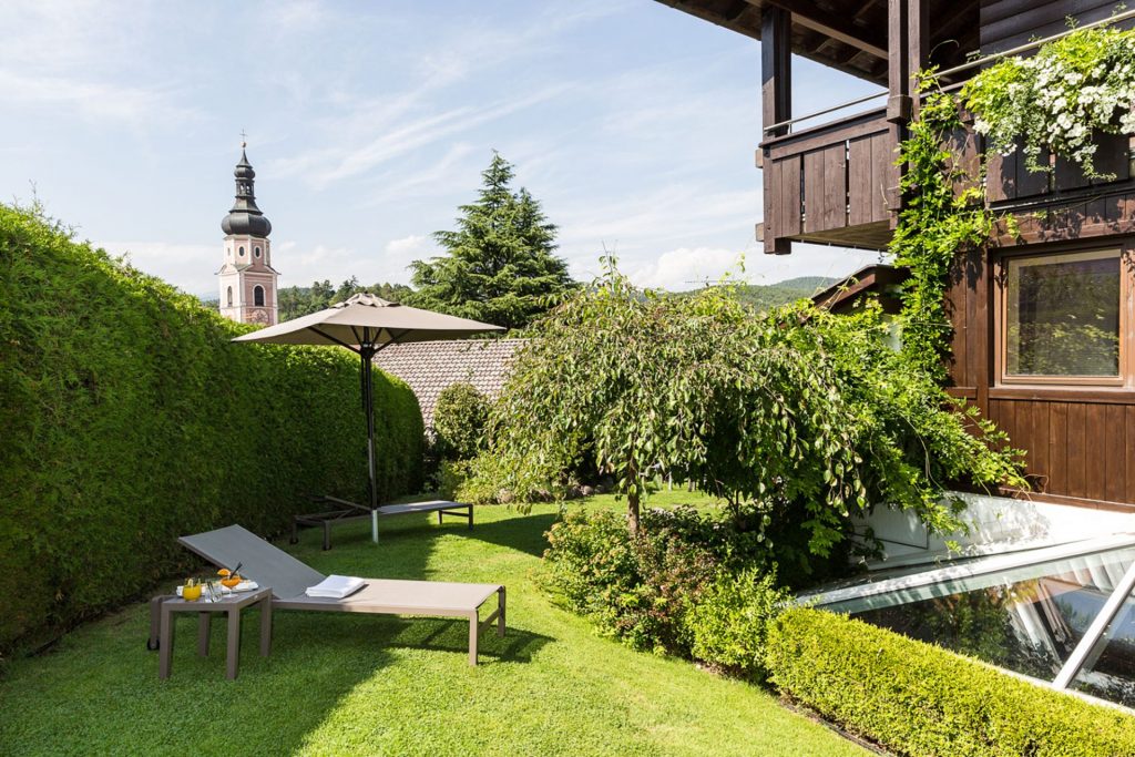 Hotel Mayr Südtirol Garten mit Sonnenliegen