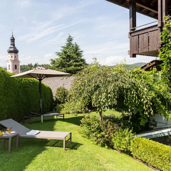 Hotel Mayr Südtirol Garten mit Sonnenliegen