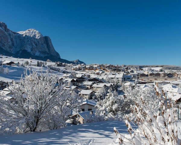 Kastelruth im Winter mit Schnee