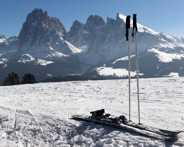 Berge im Winter mit Skistöcken