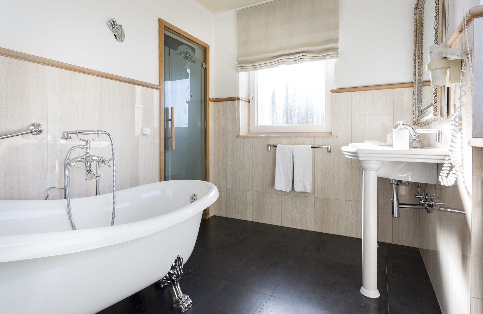 standard room-bathroom-bathtub