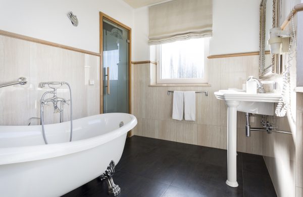 Standardzimmer Bad Badewanne