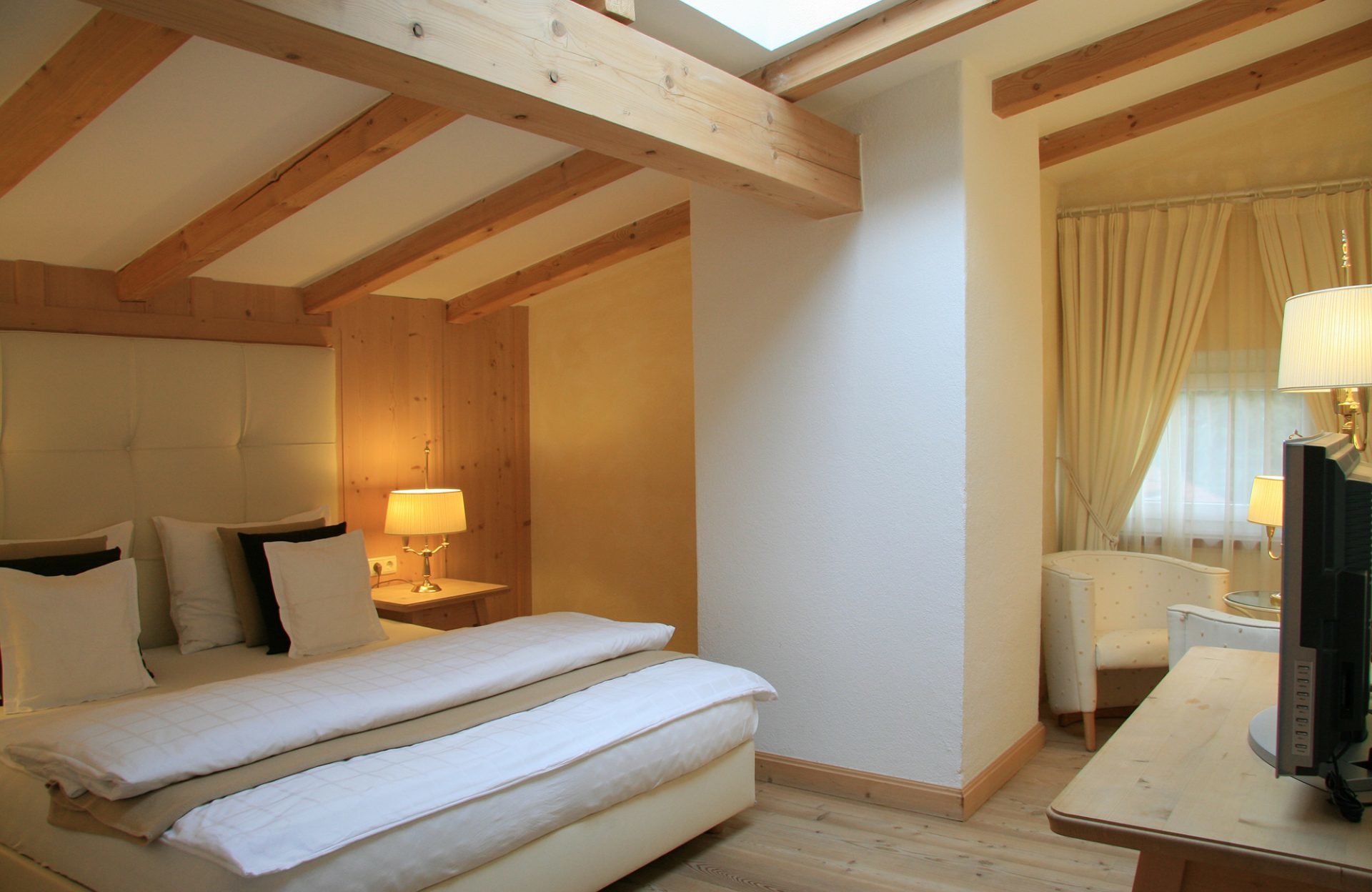 standard room-bed-TV-lamp