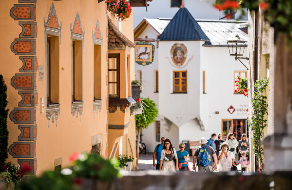 Historische-Fassaden-in-Kastelruth-laden-ein-zum-Spazierengehen-und-entdecken